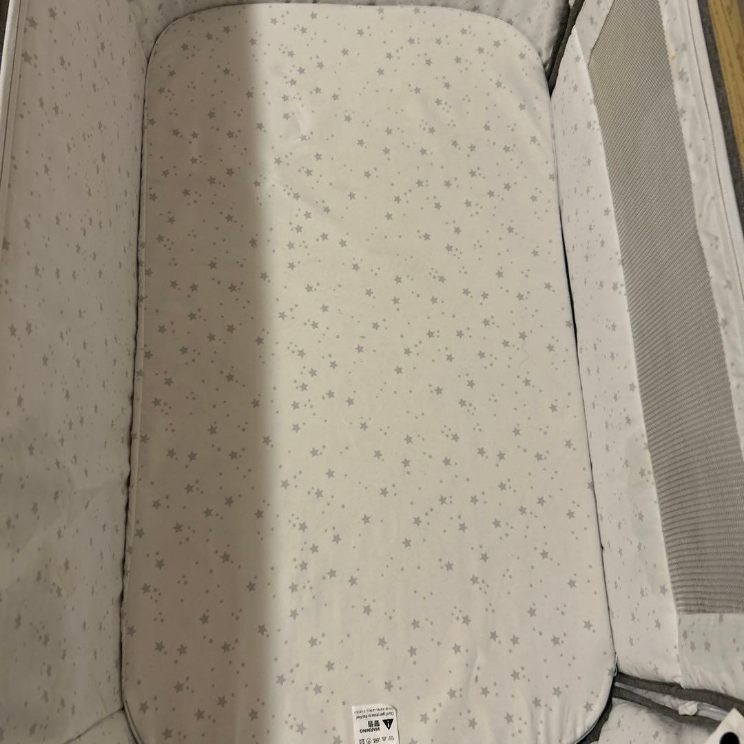 ZOOBLY 星柄ベビーベッド メッシュサイドパネル付き