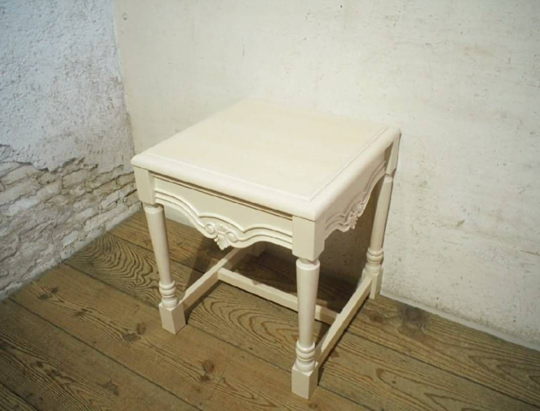 1081 クラシックなデザインのサイドテーブル　展示台　陳列台　ロココ調　レトロ