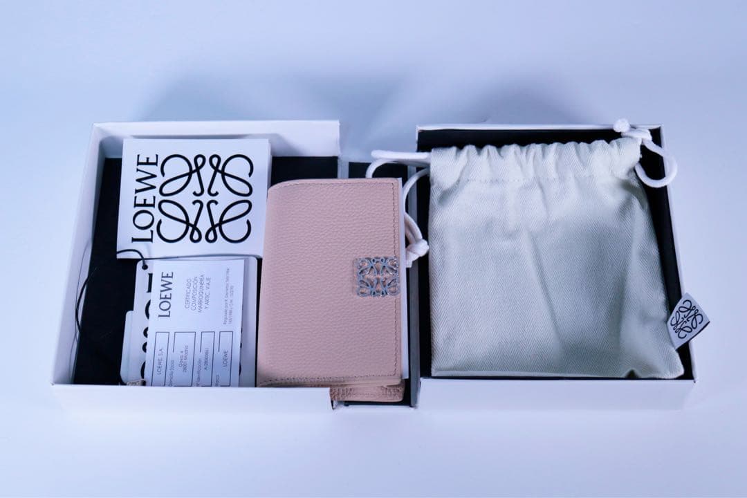 LOEWE レザー名刺入れ ロゴ付き