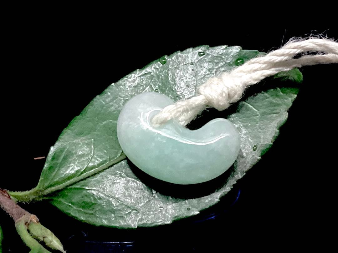 桁違いの極上品質　50年前のガラス質麻紐付保管品　糸魚川翡翠勾玉　鑑別書無し安価