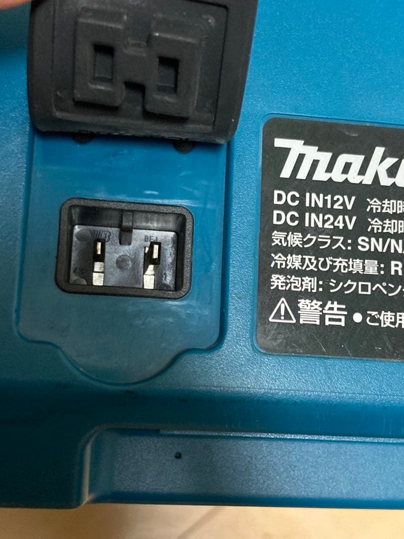 Makita 充電式保冷温庫　7L CW003G