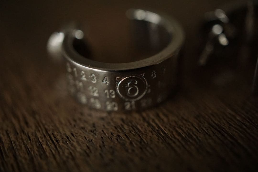 メゾンマルジェラ MM6 カレンダー シルバー フープピアス MARGIELA