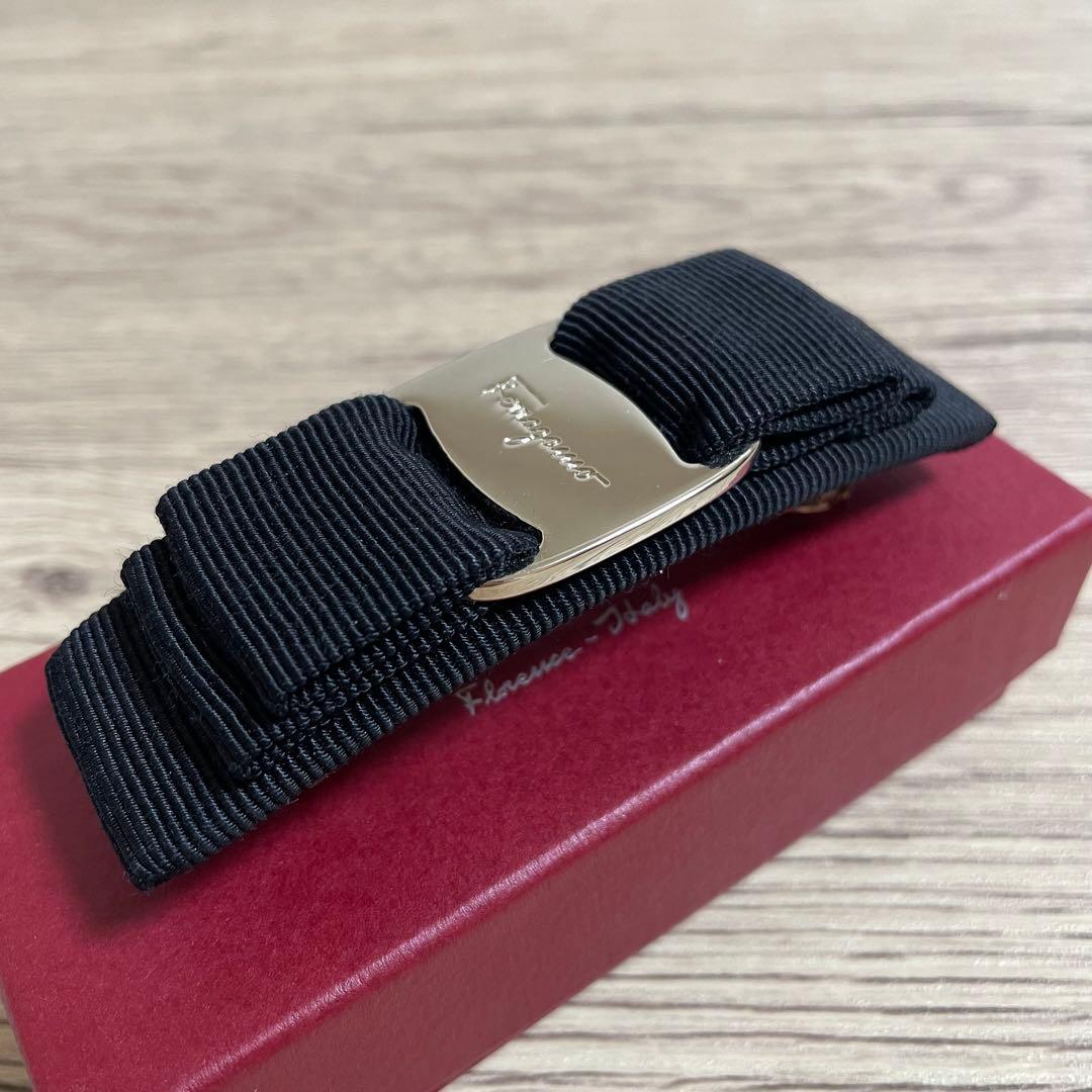 美品♡フェラガモ　バレッタ　リボン　ヴァラ　ブラックゴールド