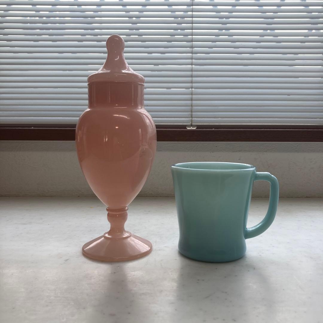 アンカーホッキング社のレインボーシリーズのウォーターボトルとフャイヤーキングの本