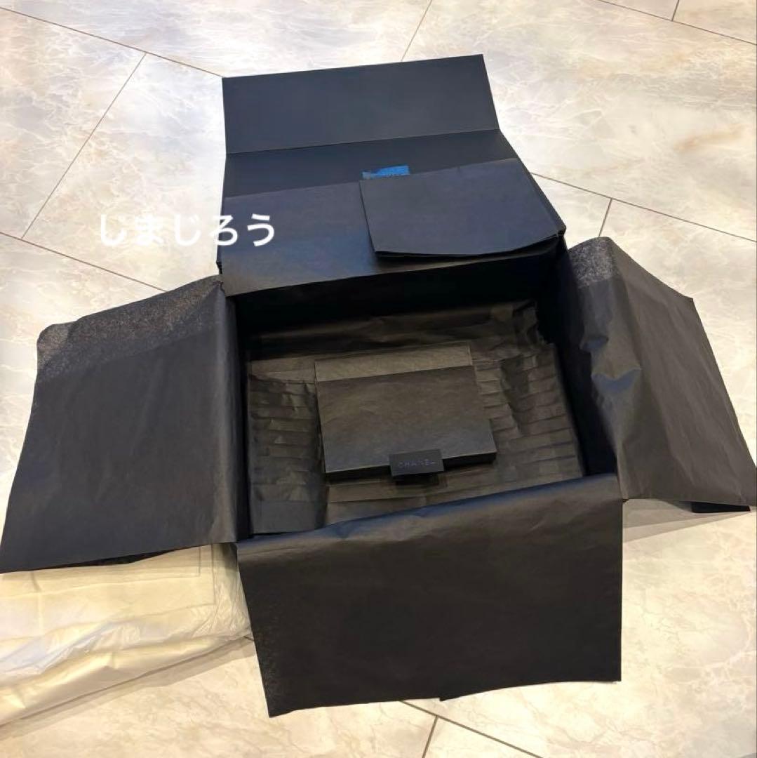 2025 CHANEL クリスマスホリデーラッピング　チャーム&リボン　紙袋付