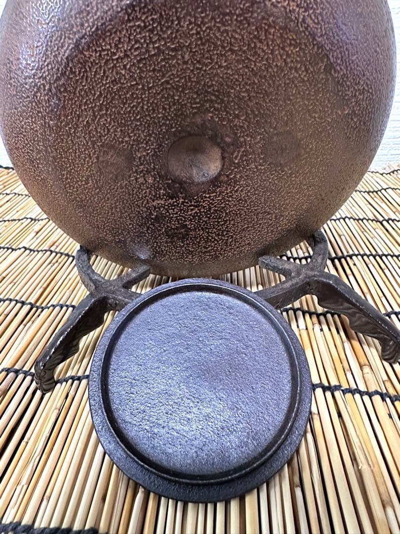 未使用品、栞付　敬典工房正寿堂山正　人間国宝髙橋敬典作独楽型　南部鉄瓶　南部鉄器