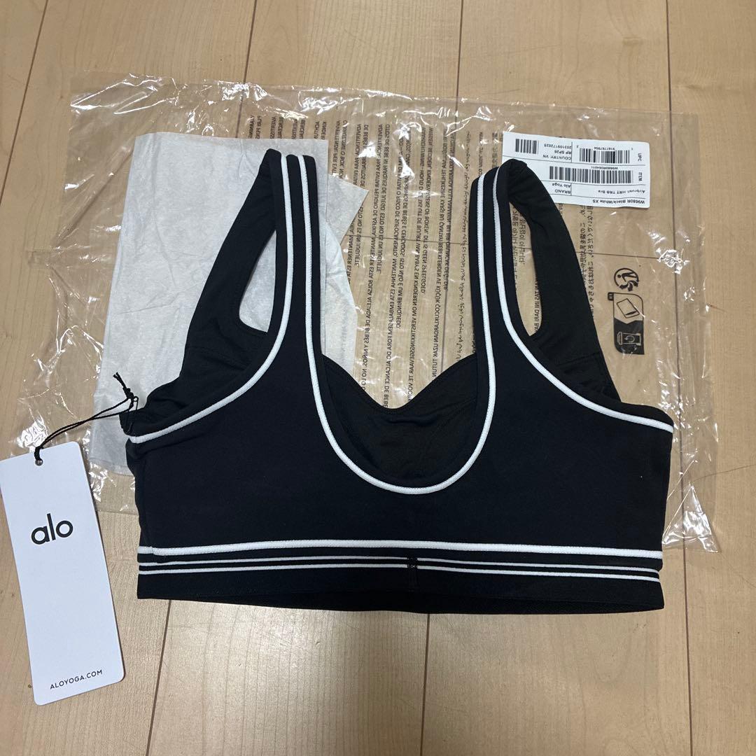 新品　alo yoga ブラ 黒 Airbrush Heart Throb