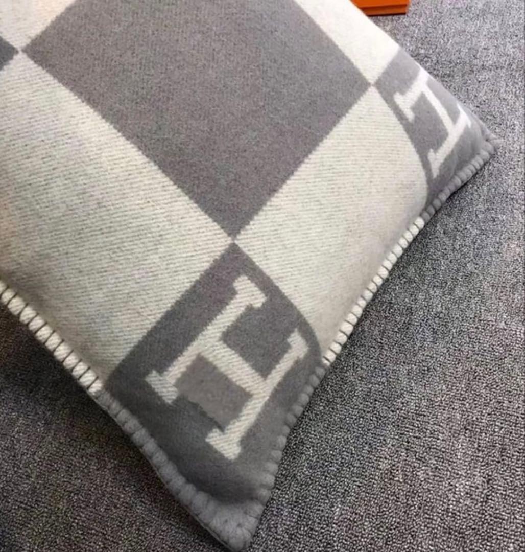 Hロゴ入り　グレーとホワイト クッションカバー　65×65 大きい