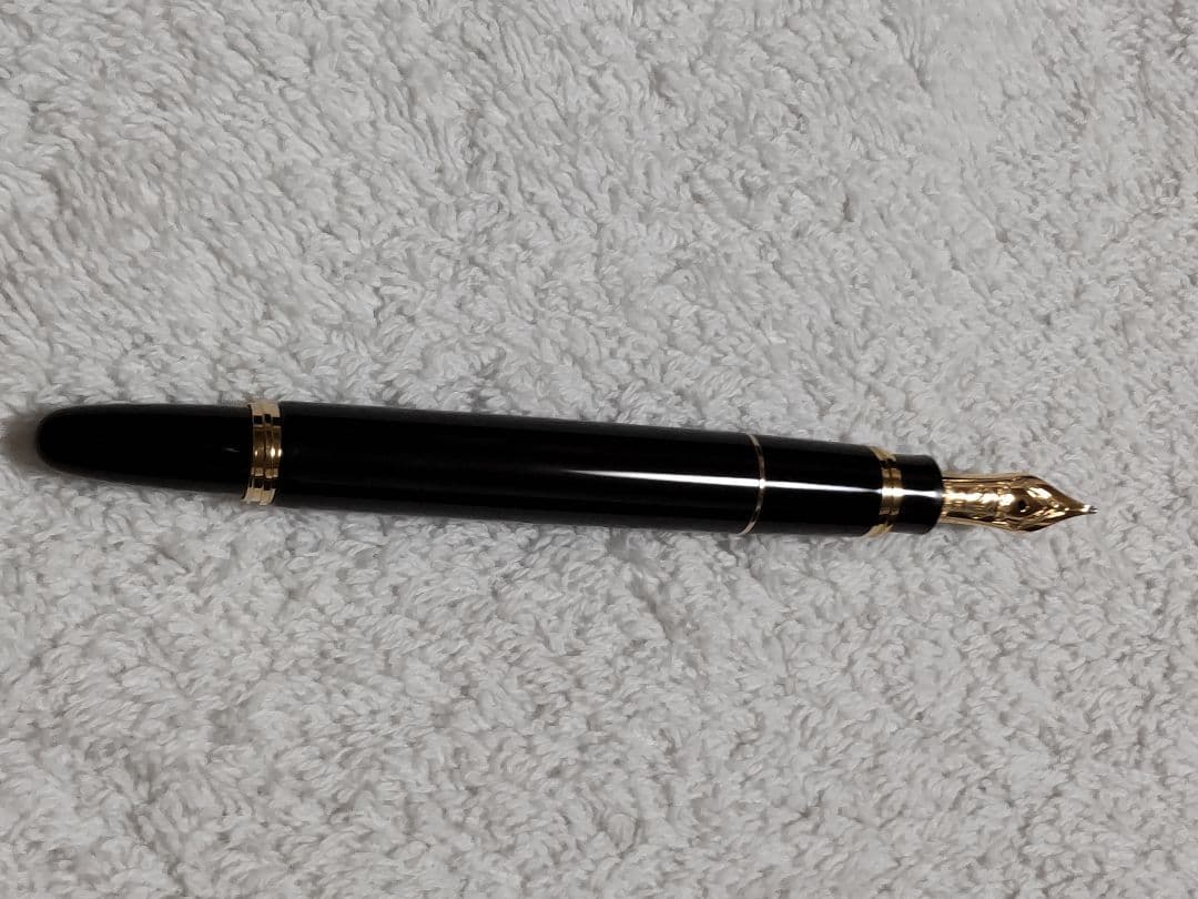 モンブラン114『モーツァルト』の、黒軸×金の万年筆(ペン先はFです)