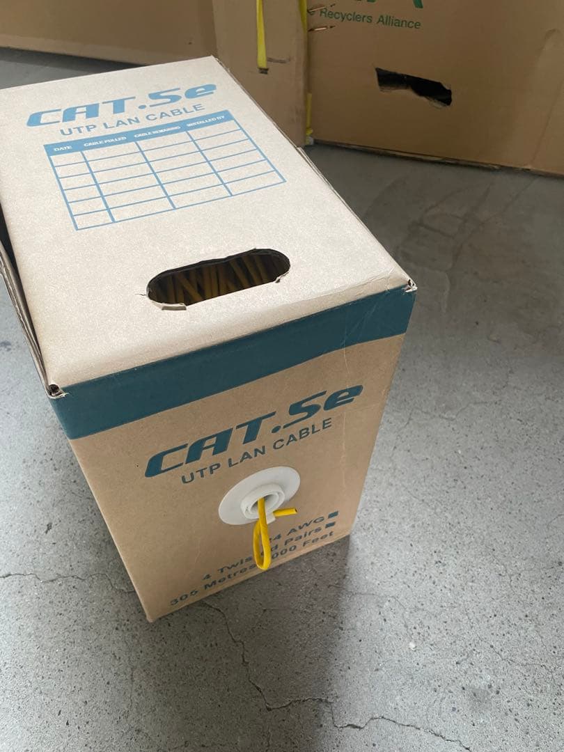 CAT 5e UTP LANケーブル 305メートル　赤色と黄色　※使用済み