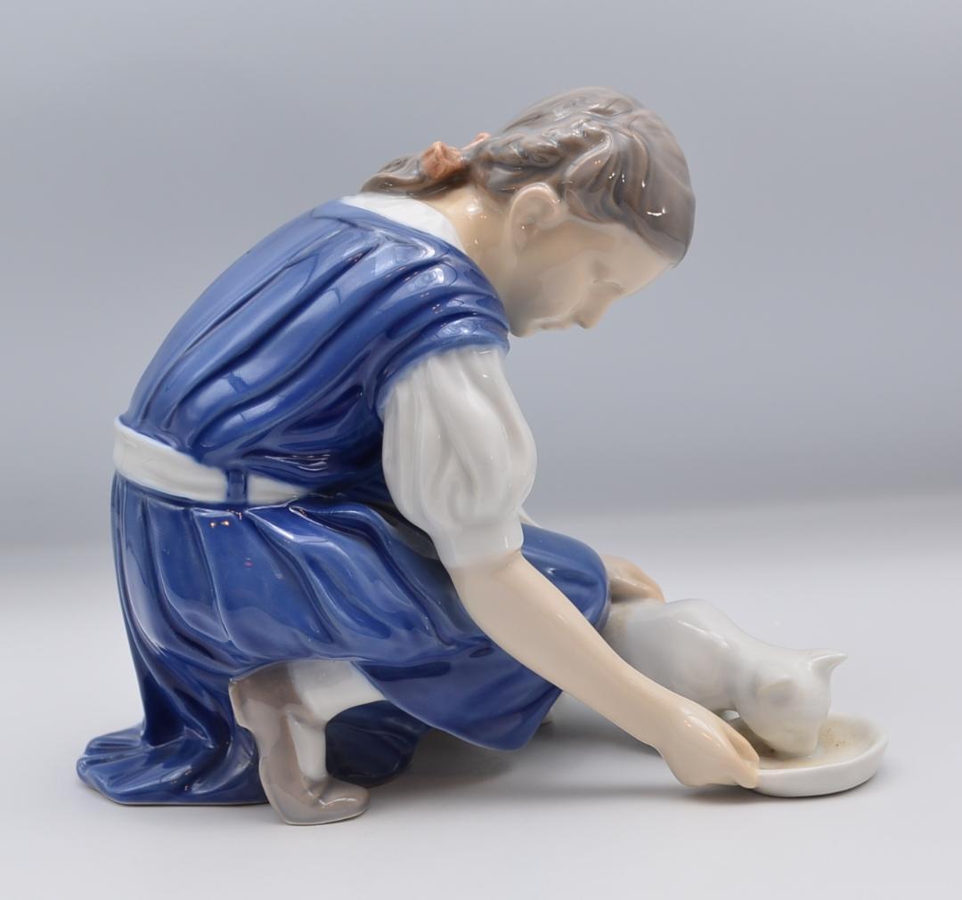 ミルクを与える少女　＃1745　★B＆G（ロイヤルコペンハーゲン）　デンマーク