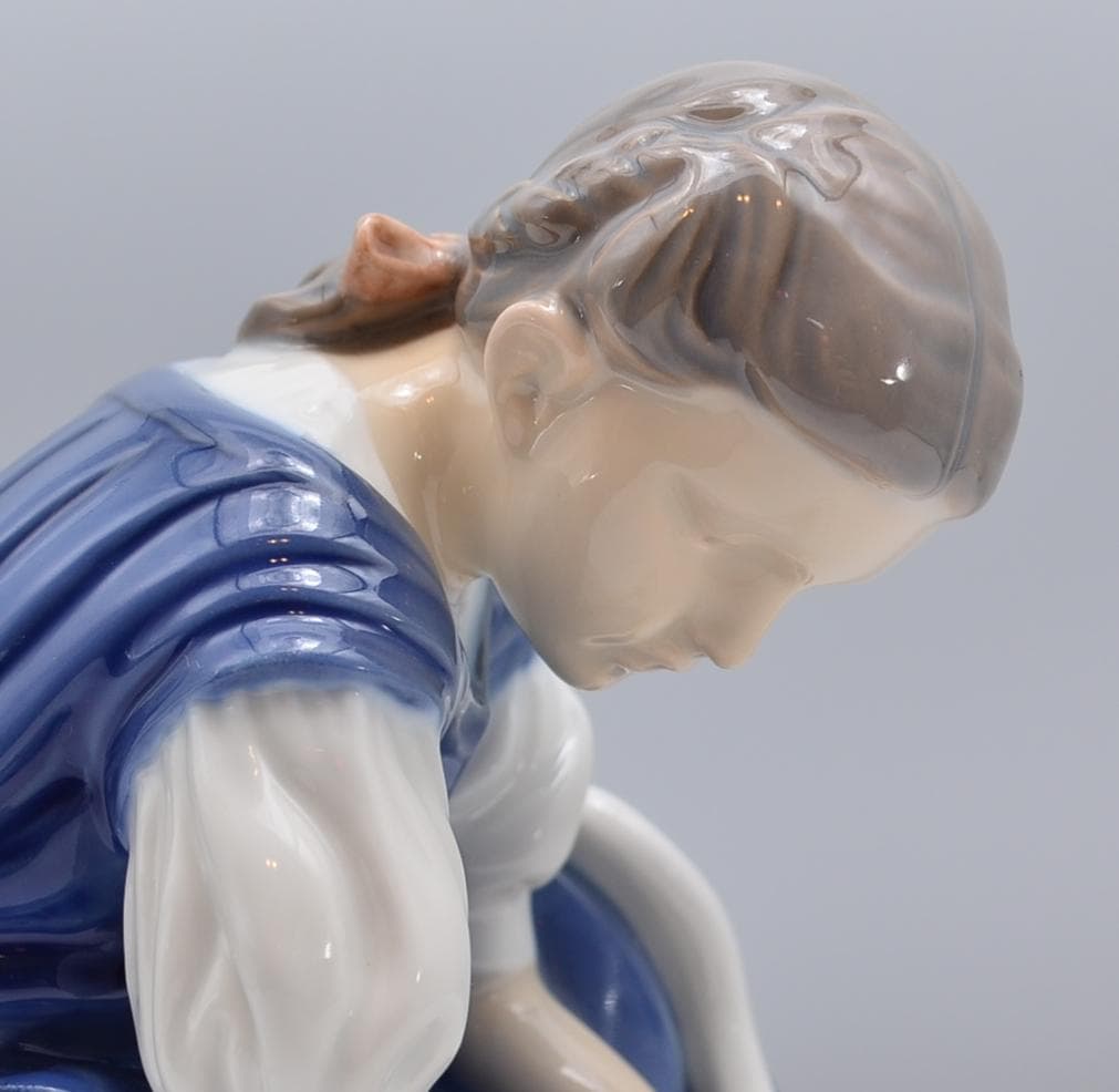 ミルクを与える少女　＃1745　★B＆G（ロイヤルコペンハーゲン）　デンマーク