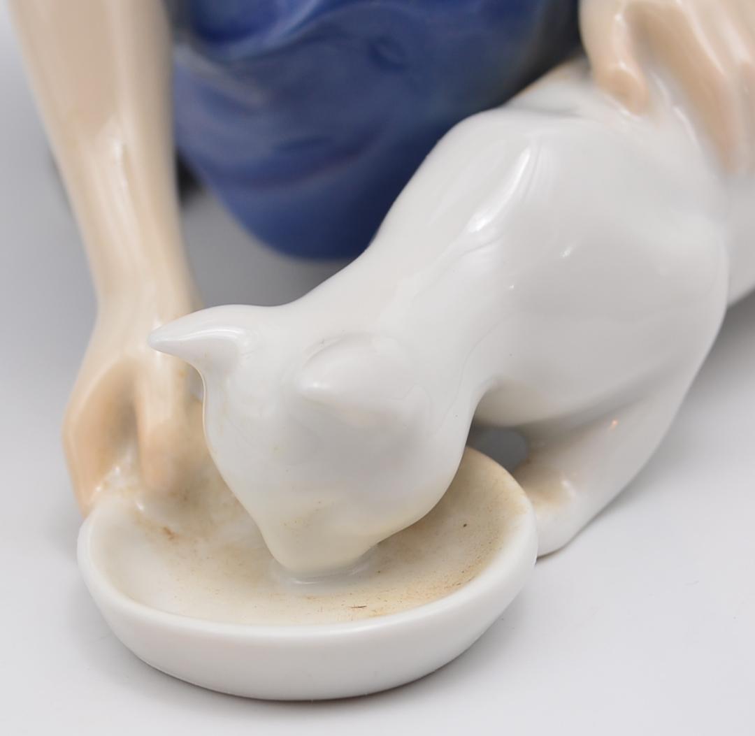 ミルクを与える少女　＃1745　★B＆G（ロイヤルコペンハーゲン）　デンマーク