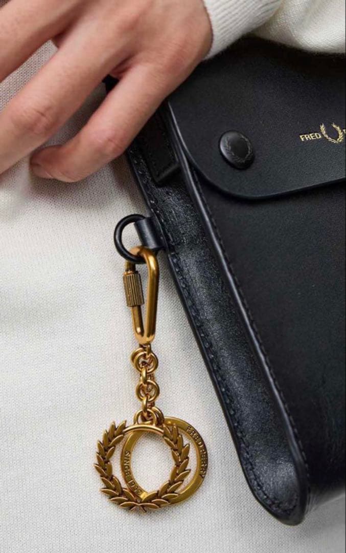 新品☆未使用【フレッドペリー】ゴールド　ロゴデザイン　刻印　キーリング
