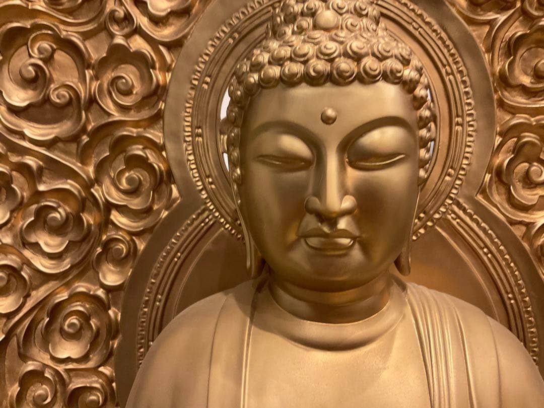 座釈迦　大仏様　プラスチック、合成樹脂製　高さ1m