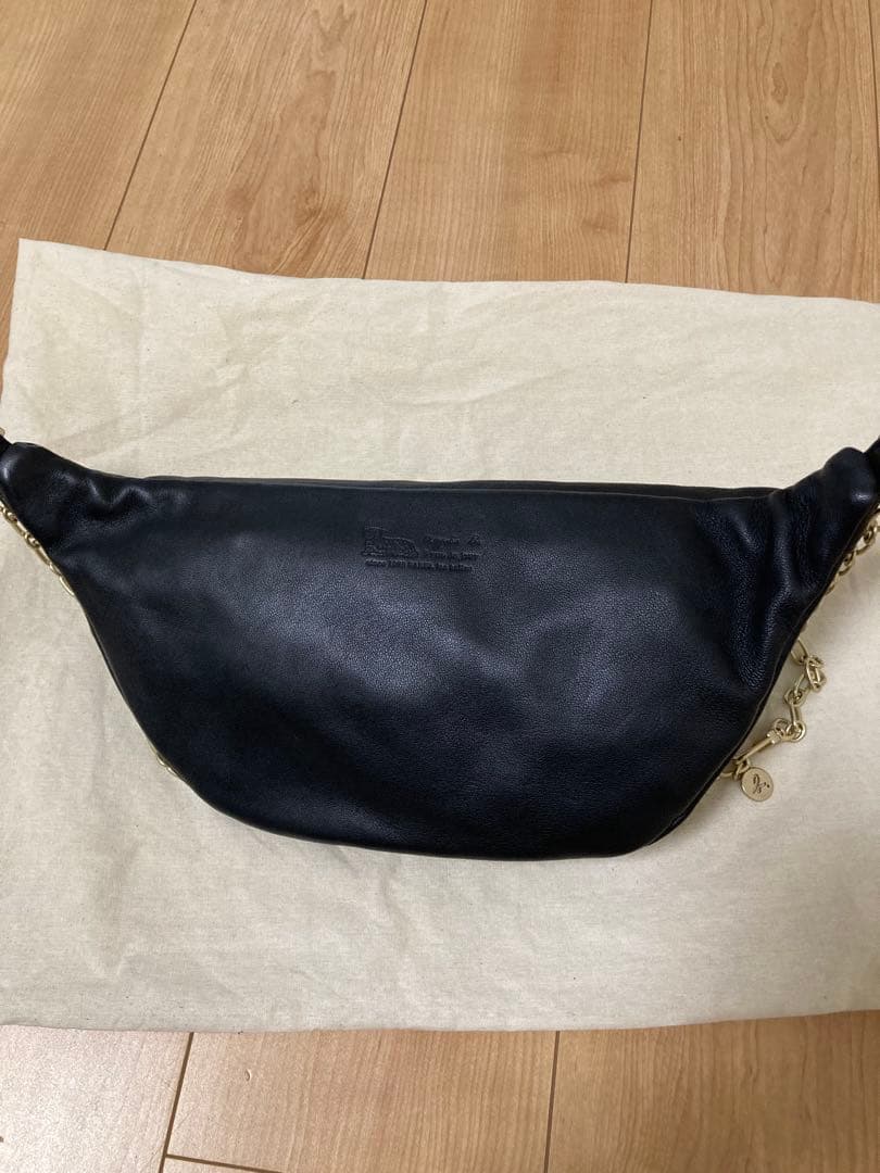 美品⭐︎agnès b. 黒 レザー ボディバッグ