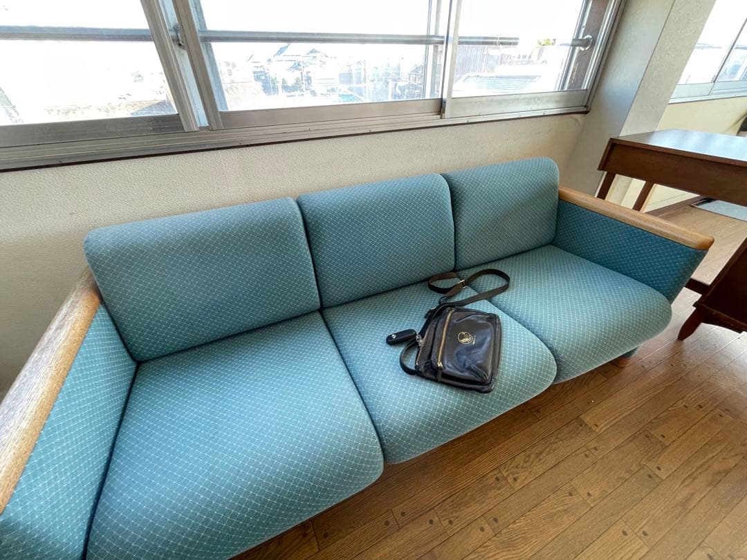 青い布張りの3人掛けソファ　送料込み