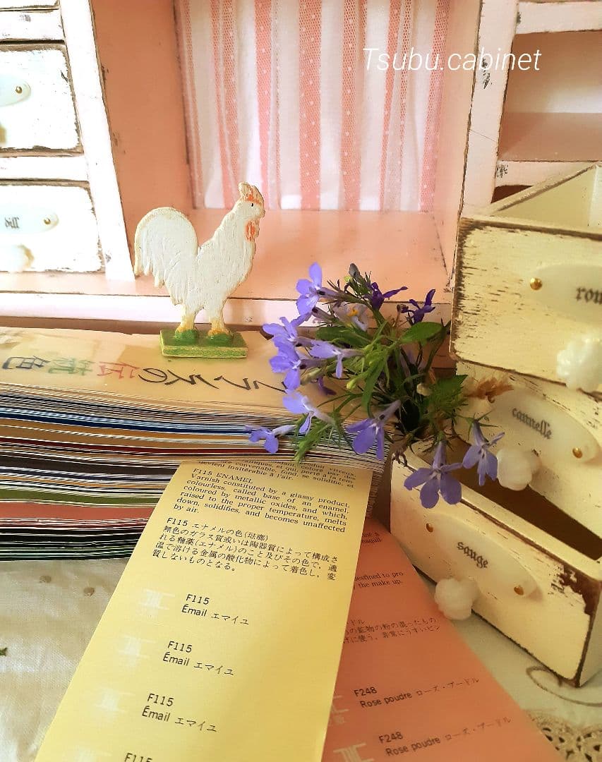 アンティーク・ヴィンテージ調　シャビー　ドールキャビネット　置き型