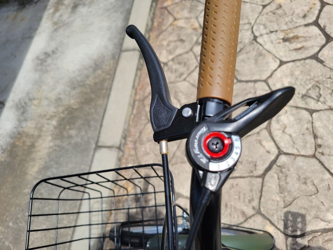 折りたたみ自転車　前面バスケット付き　20インチ　ノーパンクタイヤ