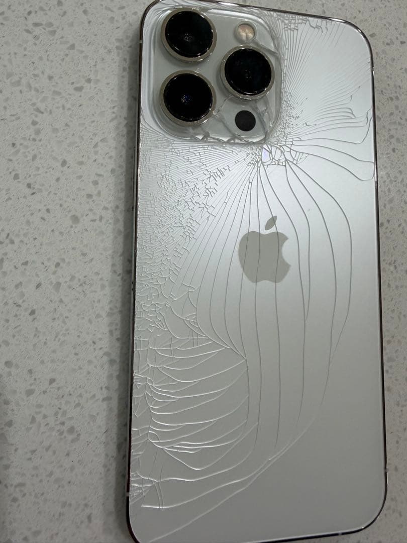 iPhone 13 Pro 背面ひび割れあり