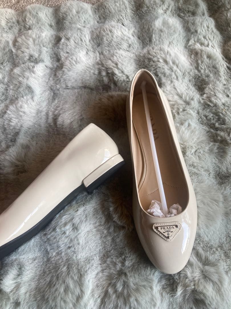 PRADAフラットシューズバレリーナエナメルバレエシューズクリーム色ミュウミュウ