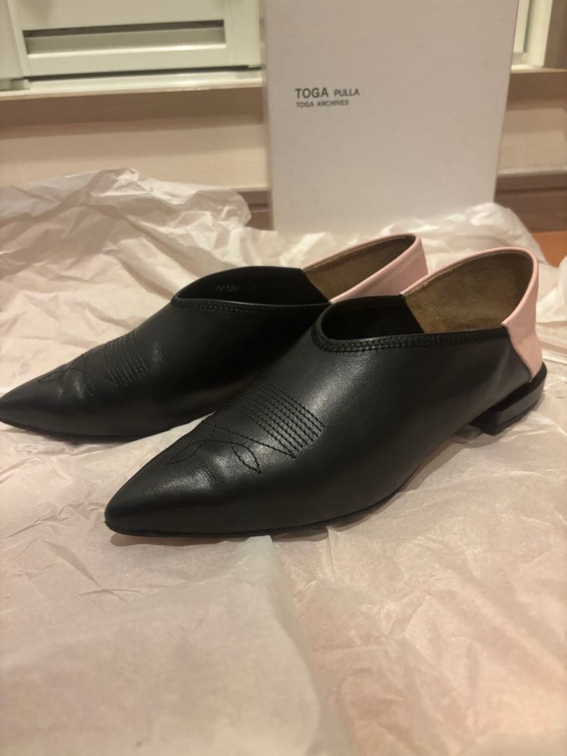 TOGA PULLA フラットシューズ ブラック・ピンク