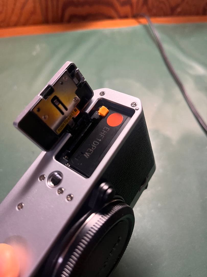 【値下げ中】Fujifilm X-E4 ミラーレスカメラ ボディ シルバー