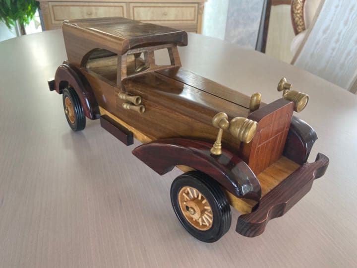 レトロな車の木製オブジェ
