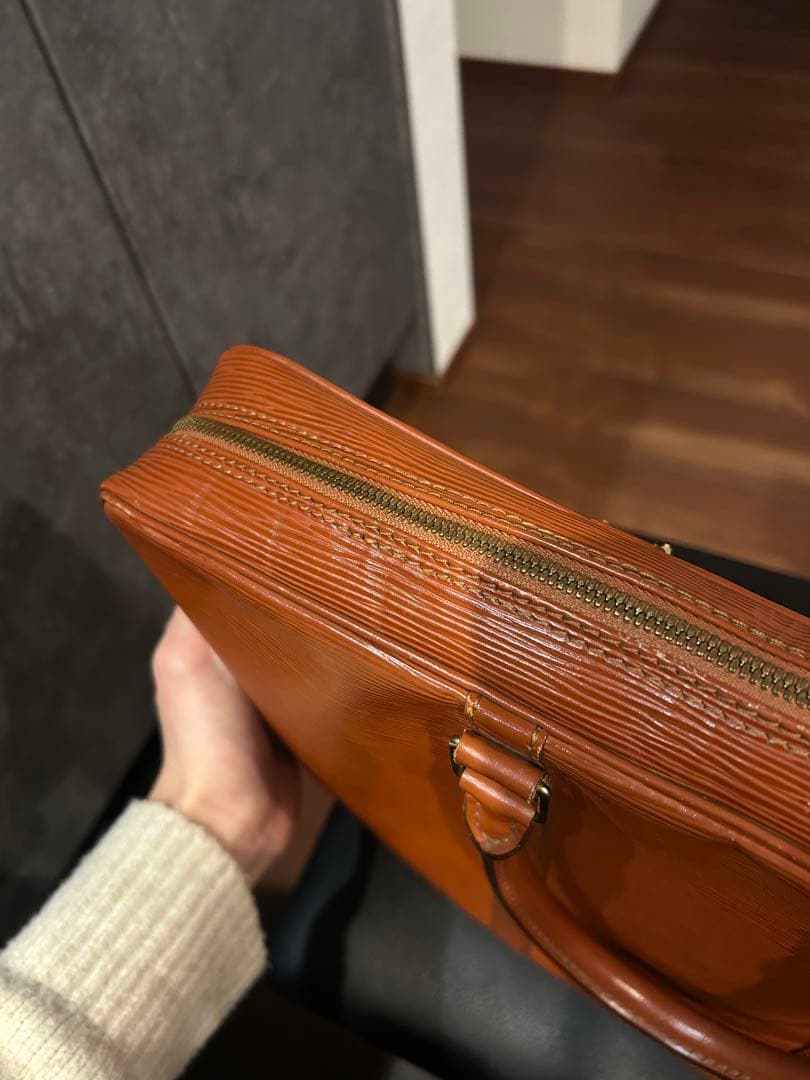 ルイ ヴィトン エピ ポルトドキュマン ヴォワヤージュ