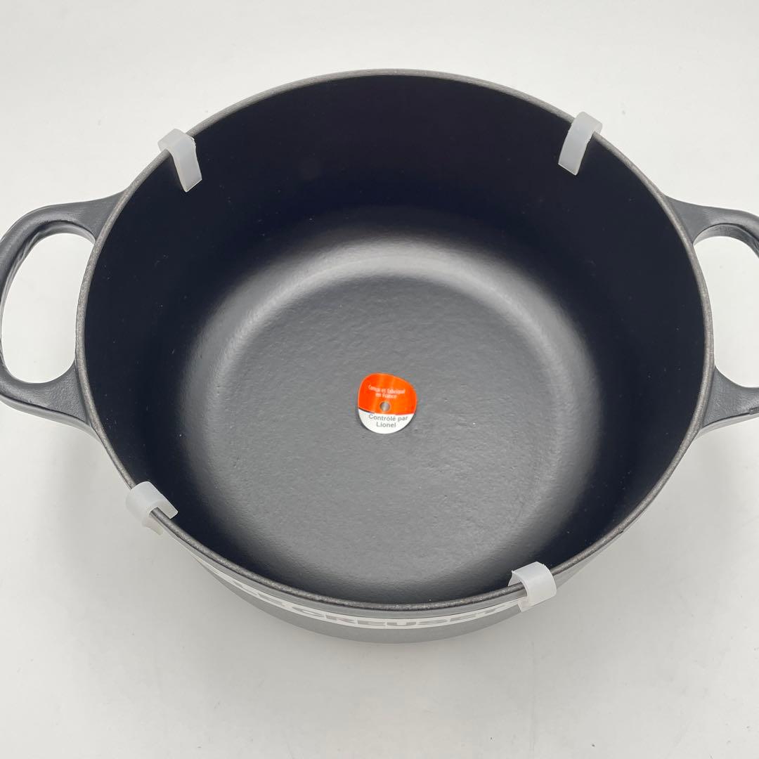 未使用　ルクルーゼ ココット ロンド　20cm マットブラック　シルバーツマミ