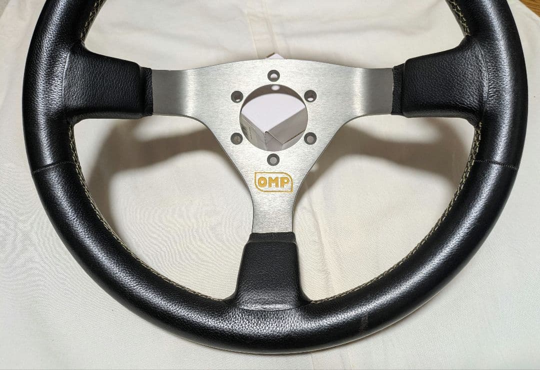 正規品 OMP ディープハンドル 35パイ ステアリング momo nardi
