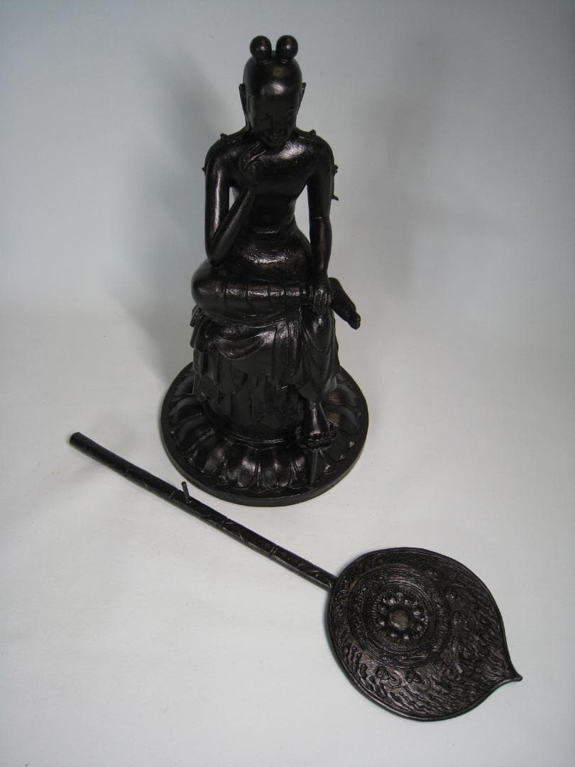 【菩薩半跏像】　　郡順治作　　ブロンズに漆黒の漆仕上