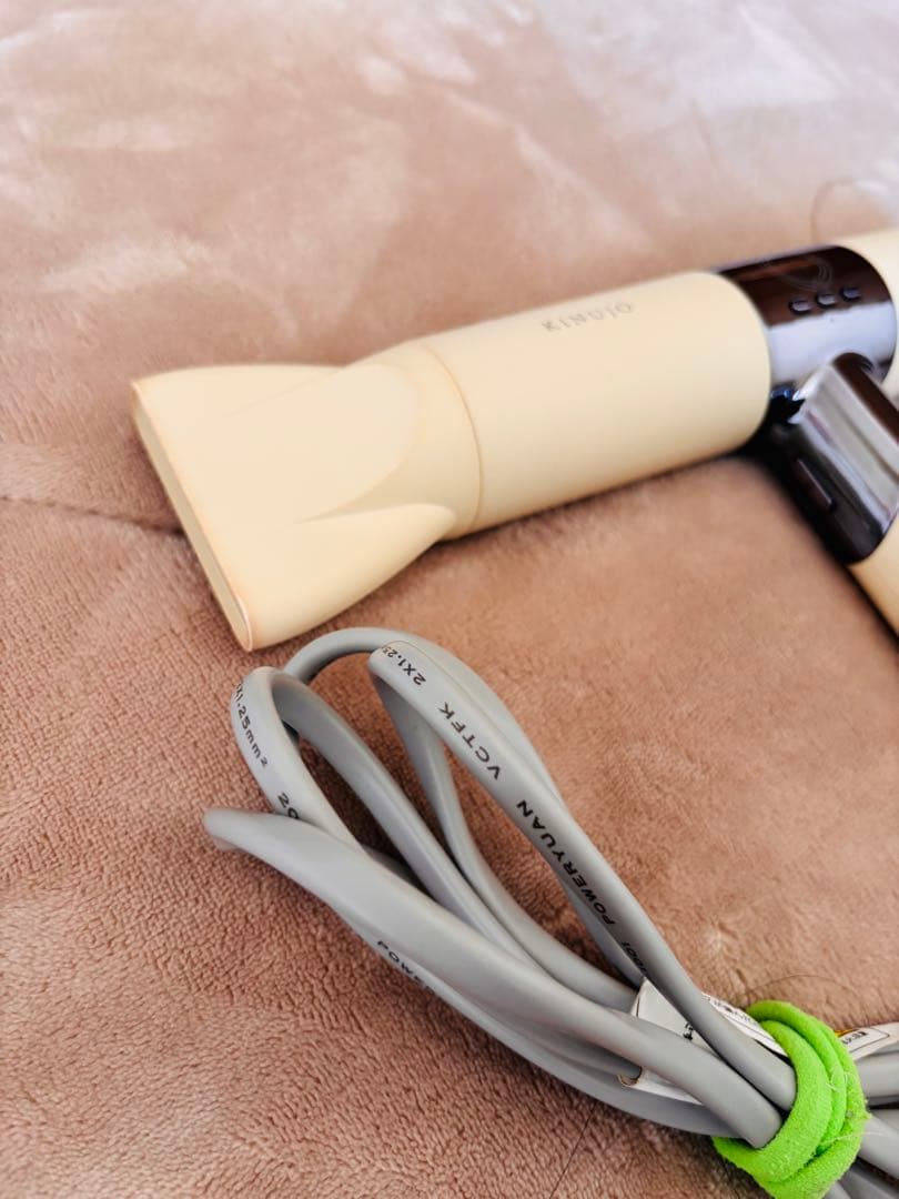 値下げ不可　絹女　KINUJO ヘアドライヤー KH301