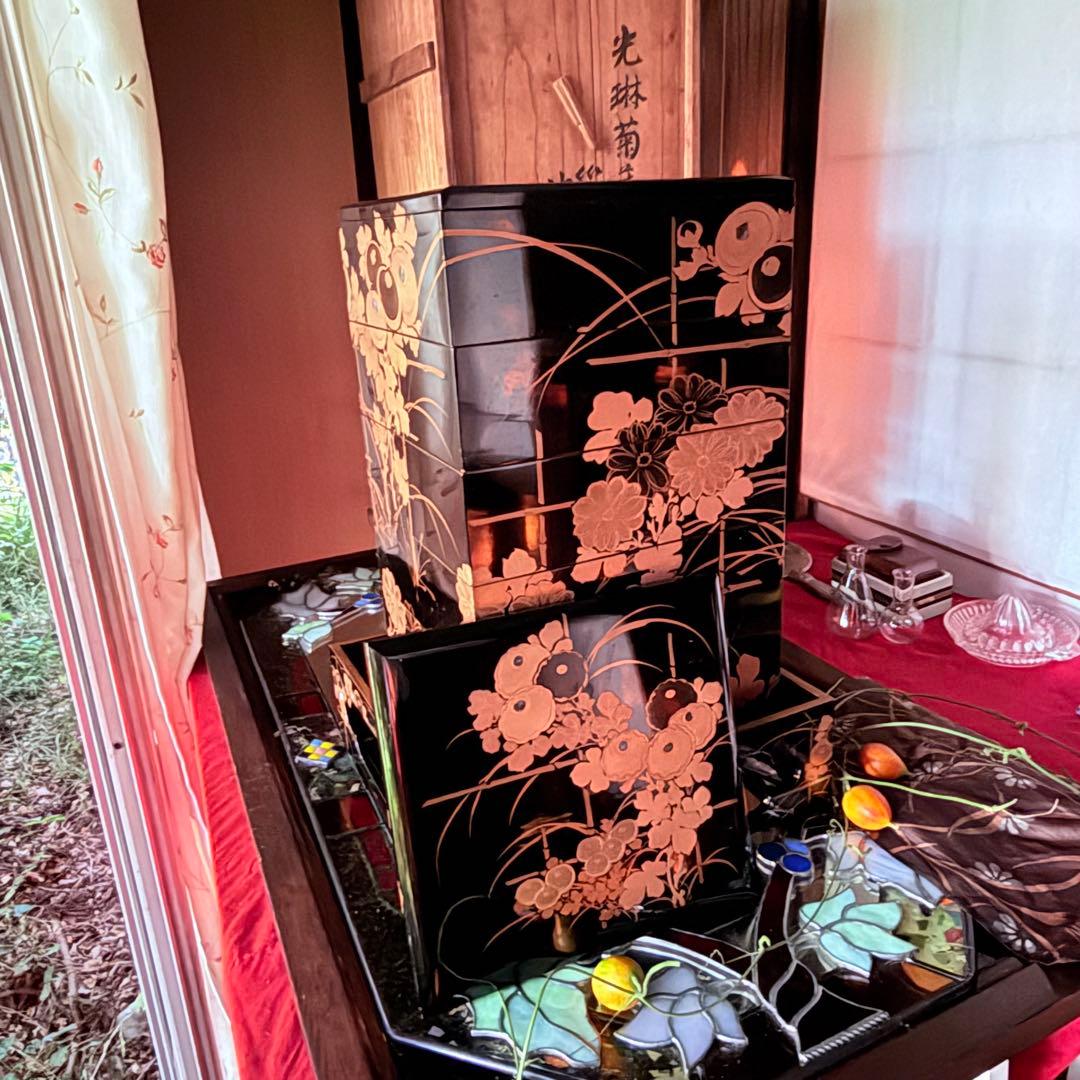 2210様感謝‼️JAPAN蝋色『光琳菊蒔絵五段重二枚蓋』螺鈿光琳　台座付　桐箱入