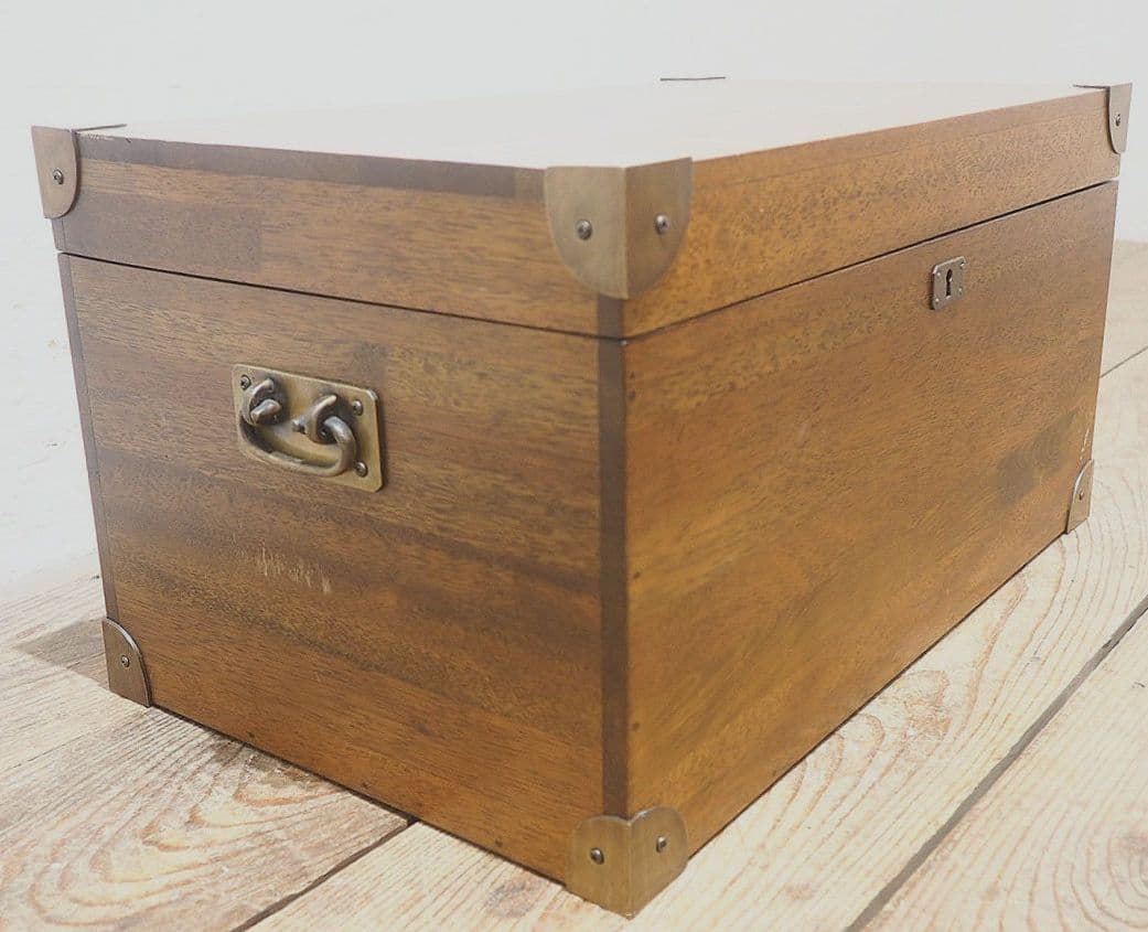 1356 鍵付き　無垢材の重厚なトランク　木箱　収納ケース　センターテーブル