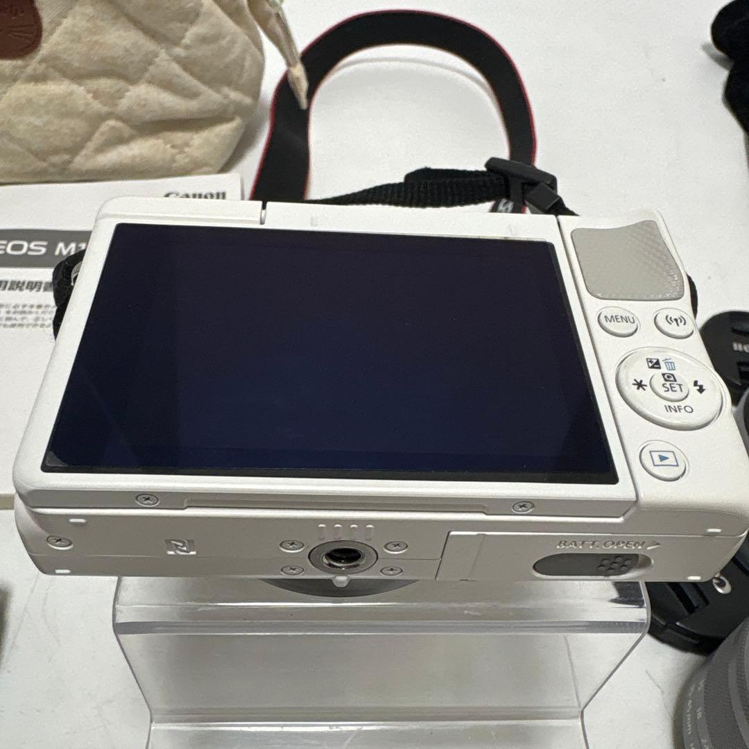 サ*ー様 Canon EOS M100 ホワイト レンズ2点 ミニ三脚 備品あり