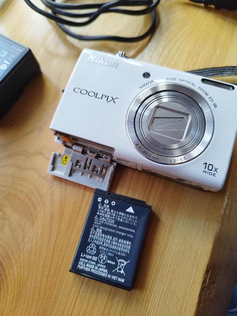 Nikon COOLPIX Ｓ6200 ホワイト　コンパクトデジタルカメラ