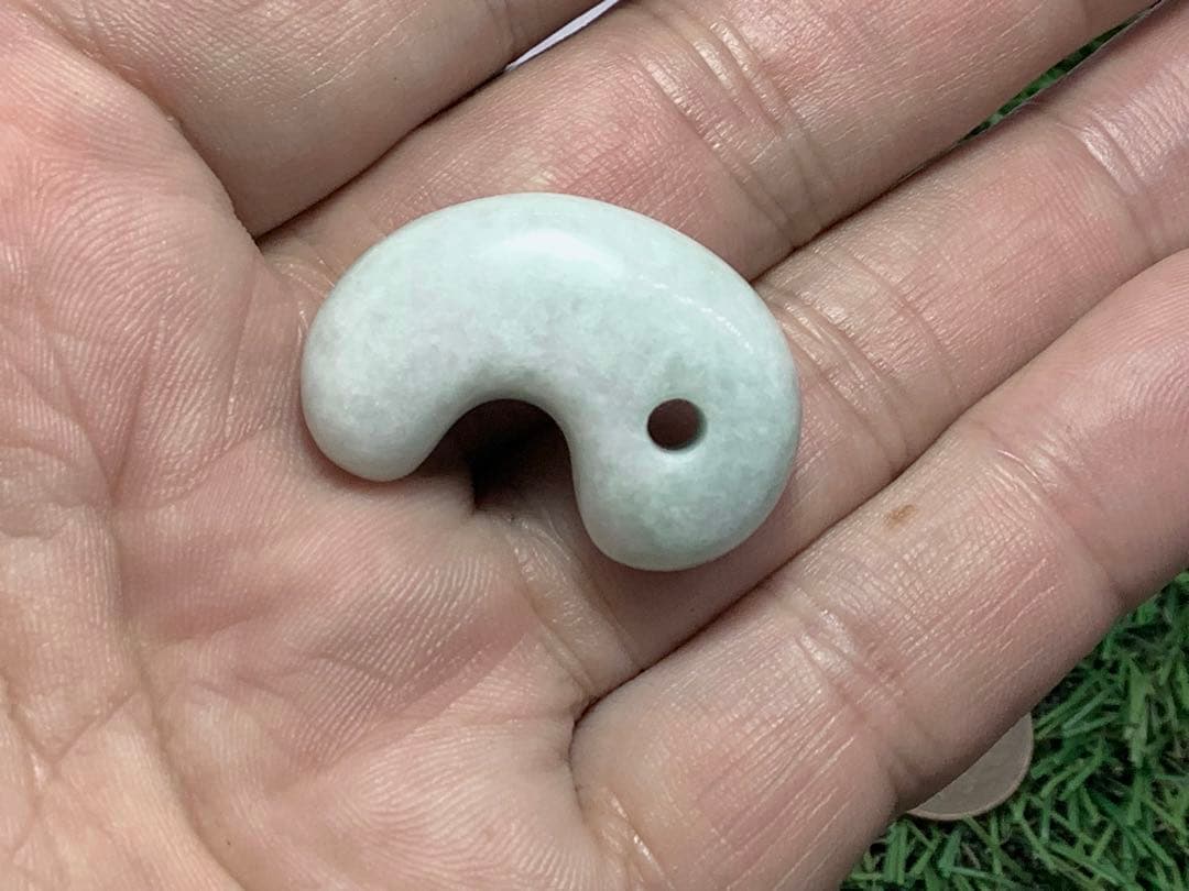 ⭕️淡緑のまだら模様（高品質淡緑色）糸魚川翡翠勾玉　鑑定機関鑑別書付　本物の極上品