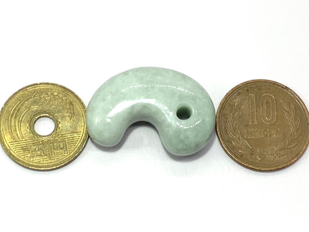 ⭕️淡緑のまだら模様（高品質淡緑色）糸魚川翡翠勾玉　鑑定機関鑑別書付　本物の極上品