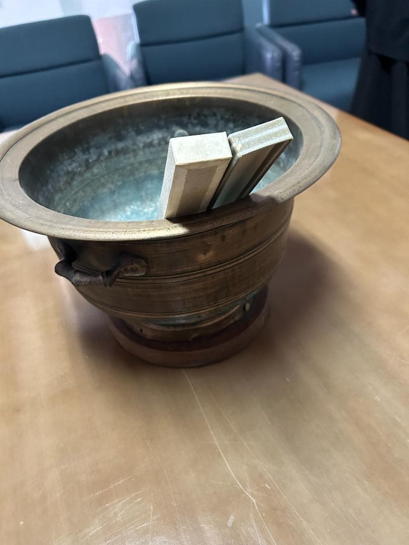 銅製火鉢 青銅色 持ち手付き　蓋・火ばし付き