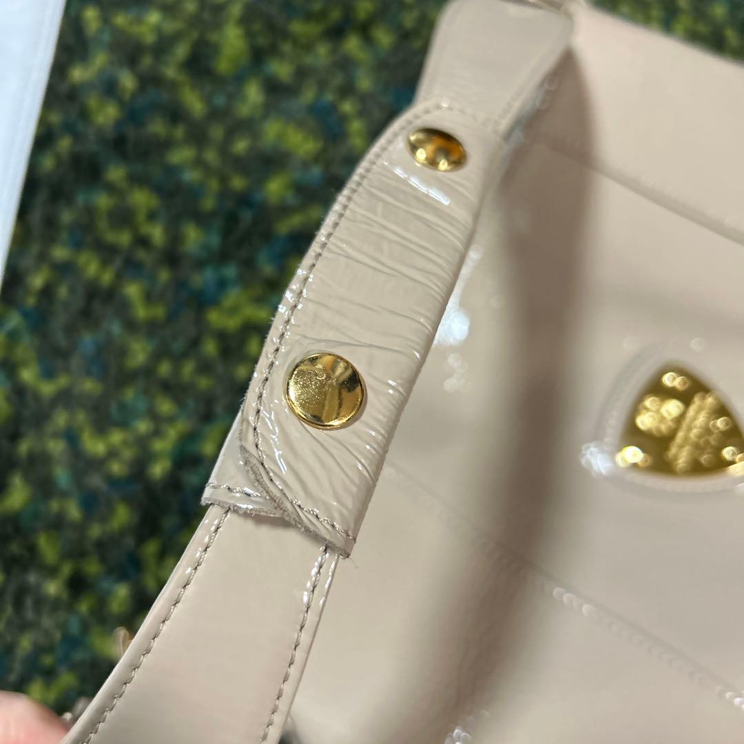 美品 ATAO光沢ショルダーバッグ タッセル付き グレージュ