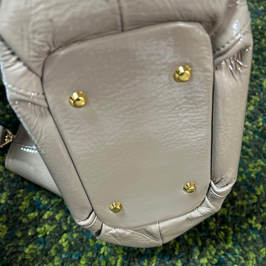 美品 ATAO光沢ショルダーバッグ タッセル付き グレージュ