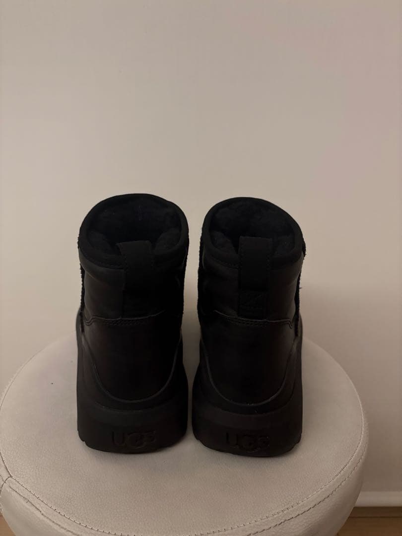 靴 UGG Heritage Utility Mini noir