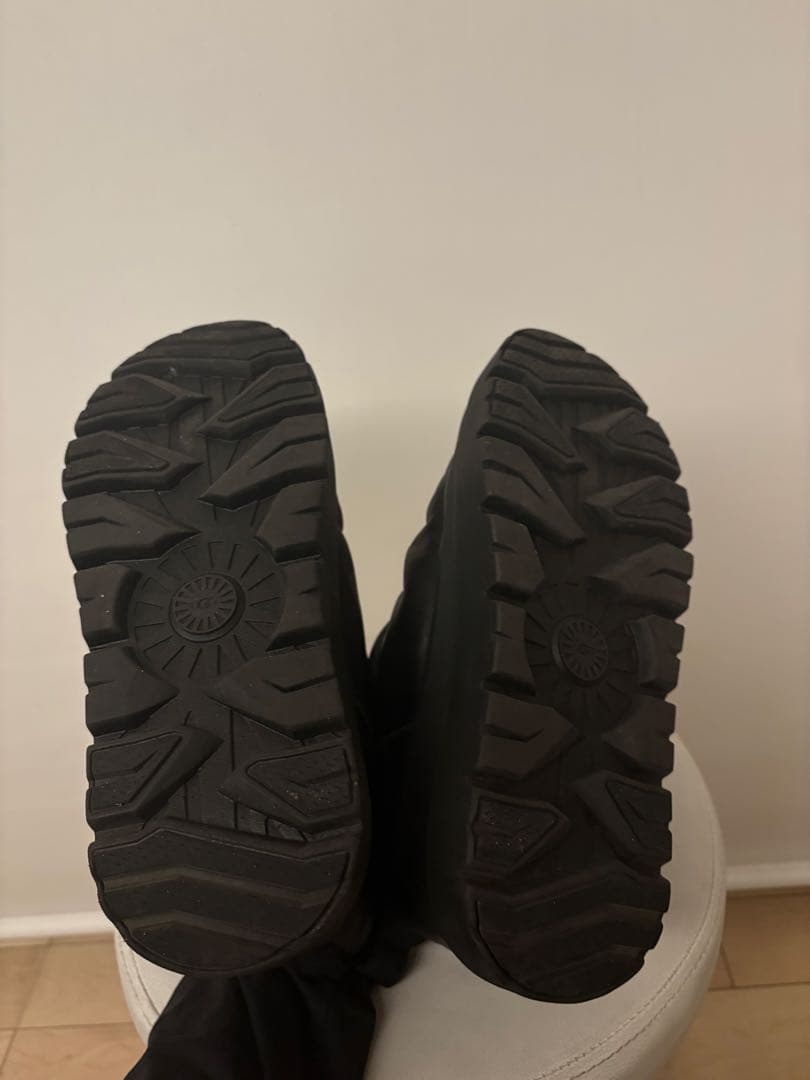 靴 UGG Heritage Utility Mini noir