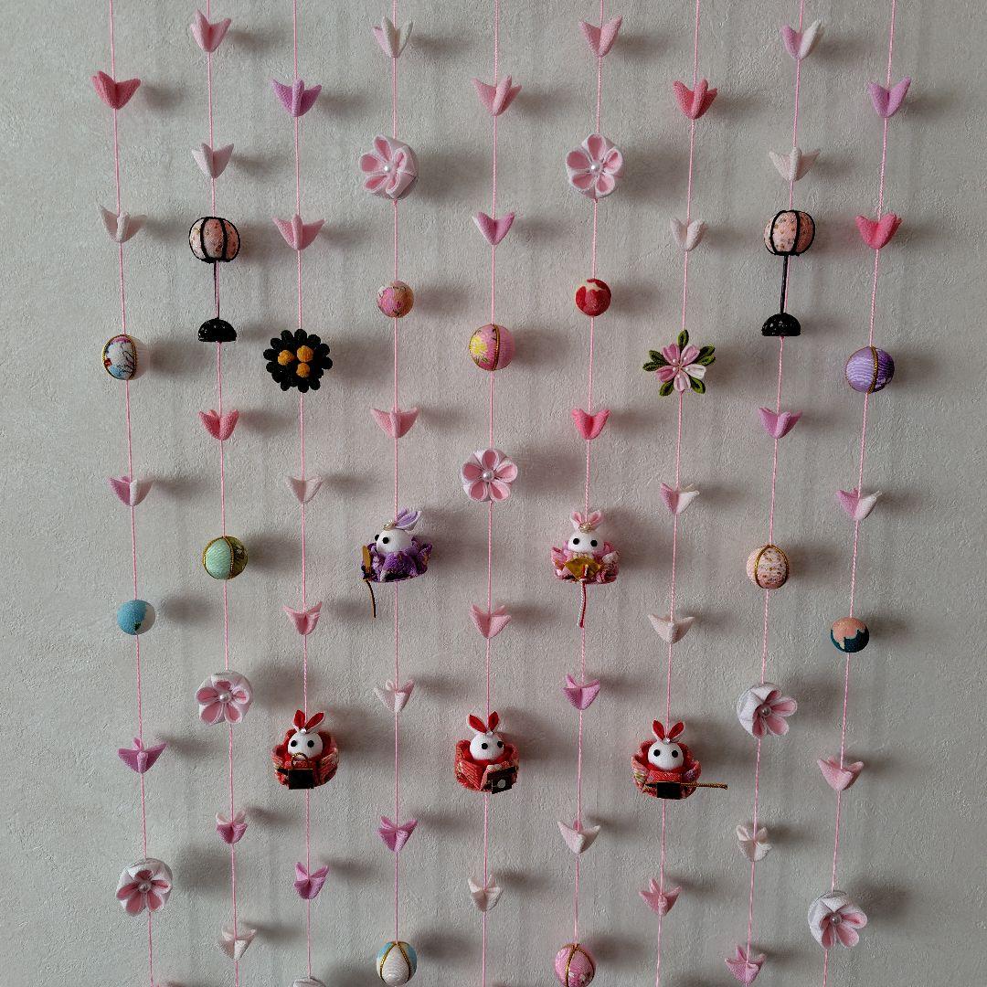 ちりめん細工　お花とまりとうさぎ雛の壁掛け下げ飾り(9下げ)