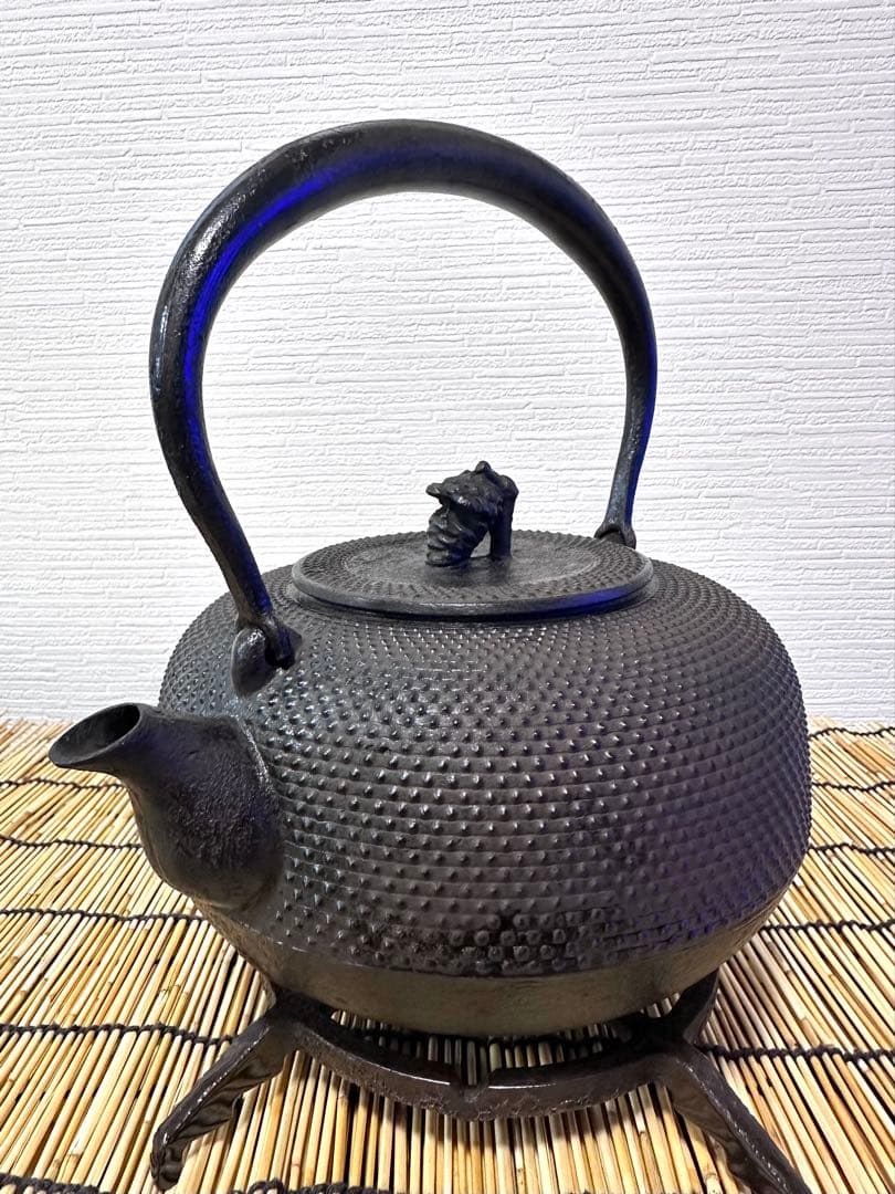 ＵＳＥＤ、良品　南部秀山堂　佐藤 勝弘作　１８型アラレ　鉄瓶　南部鉄瓶　南部鉄器