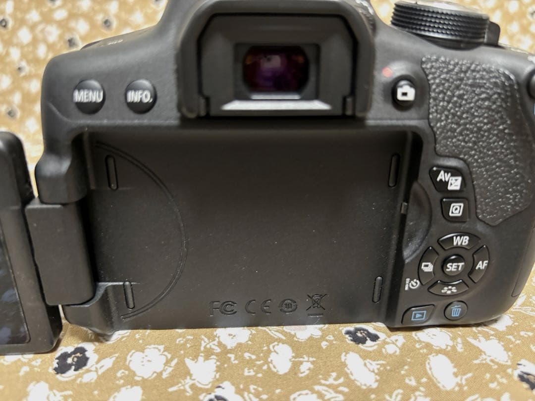 Canon EOS Kiss X8i (W)﻿ダブルレンズセット 一眼レフカメラ
