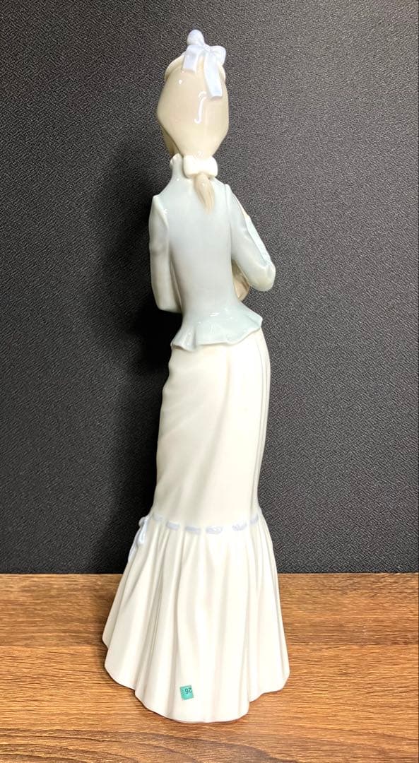 リヤドロ LLADRO 子犬を抱く貴婦人