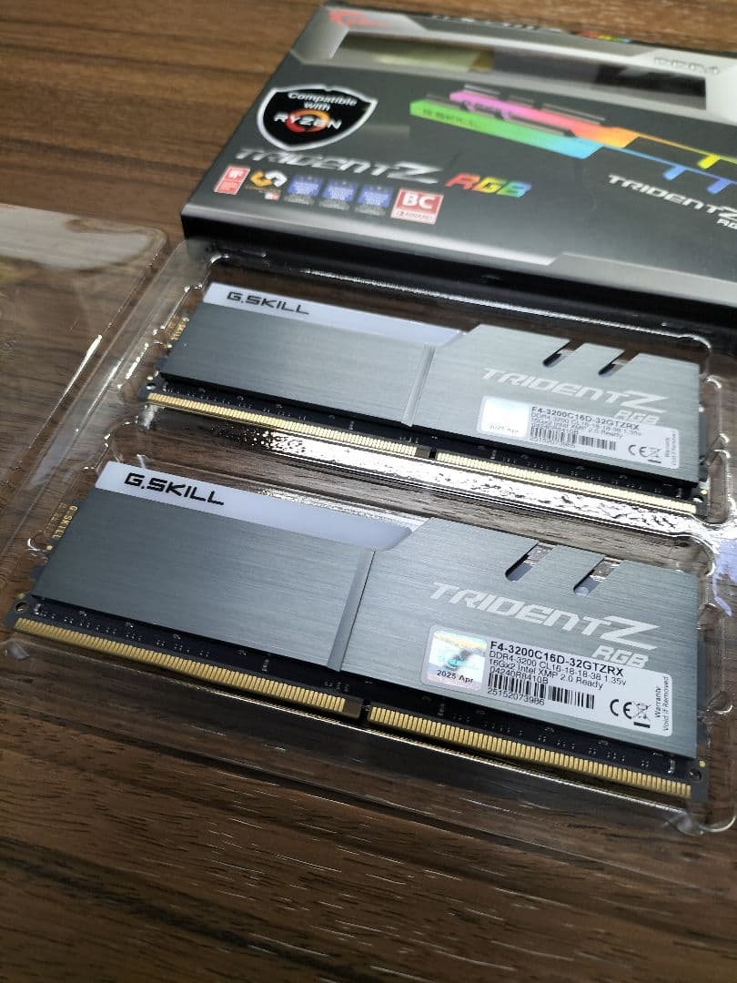 メモリー TridentZ RGB 32GB
