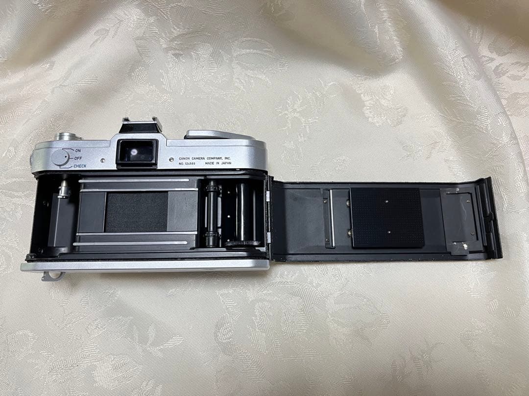 キャノンFX　レンズ開放F1.4でのみ使用可能　ボケの美しい　明るいレンズ